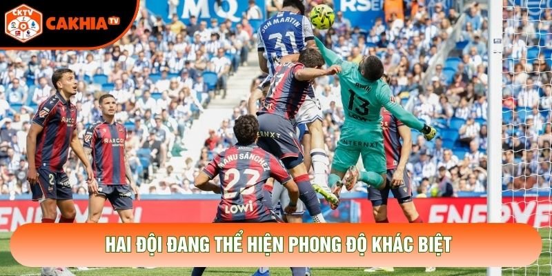 Hai đội đang thể hiện phong độ khác biệt Hai đội đang thể hiện phong độ khác biệt
